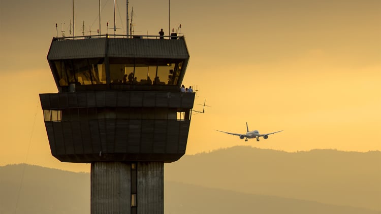 Why U.S. air traffic control is under strain